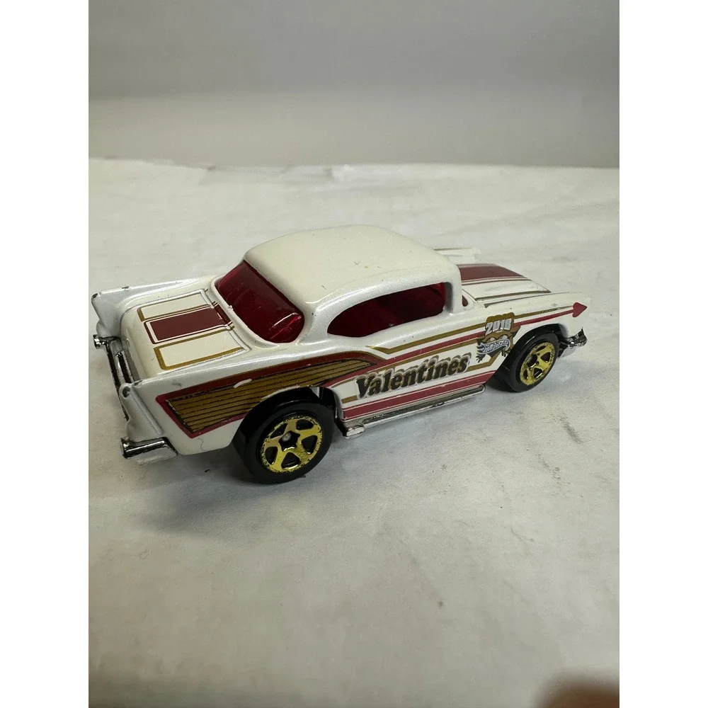 Hot Wheels 2018 Valentines 57 Chevy Diecast Car White‎ Red Gold 164 Scale